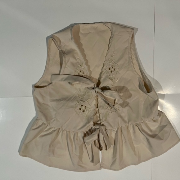 SHEIN Tops - SHEIN Beige Floral Embroidered Tank Top